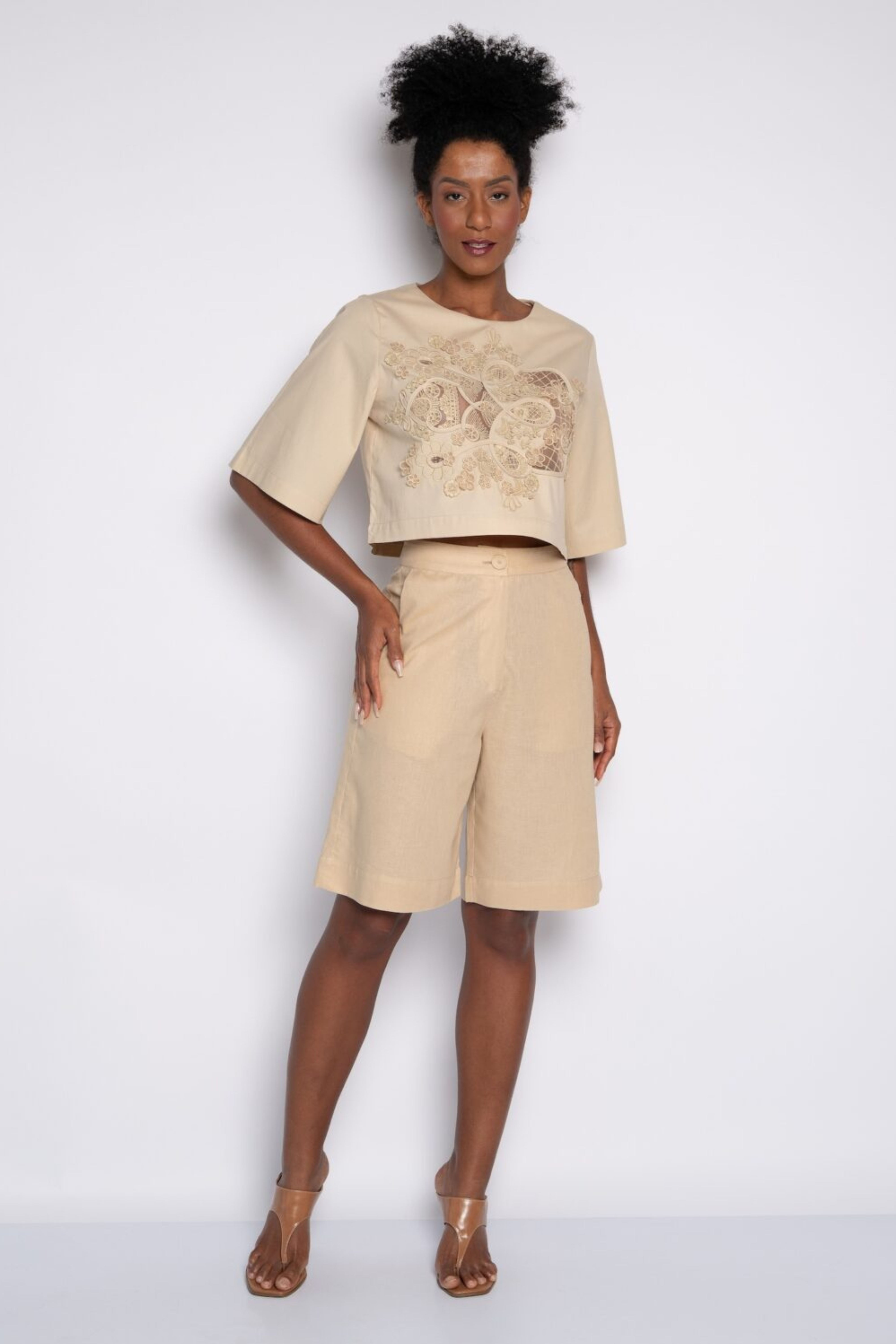 TOP CROPPED BORDADO AMORA BEIGE