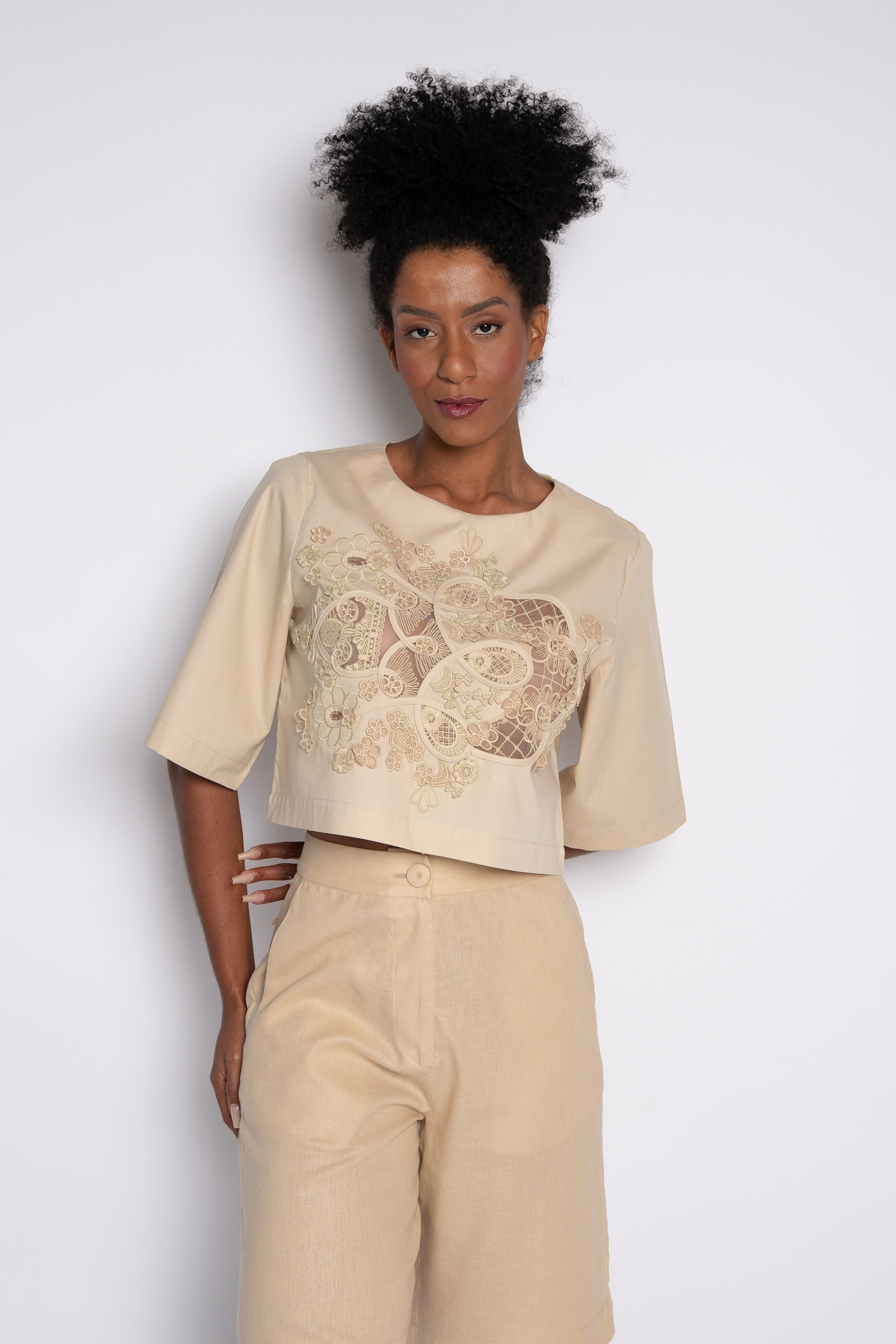 TOP CROPPED BORDADO AMORA BEIGE