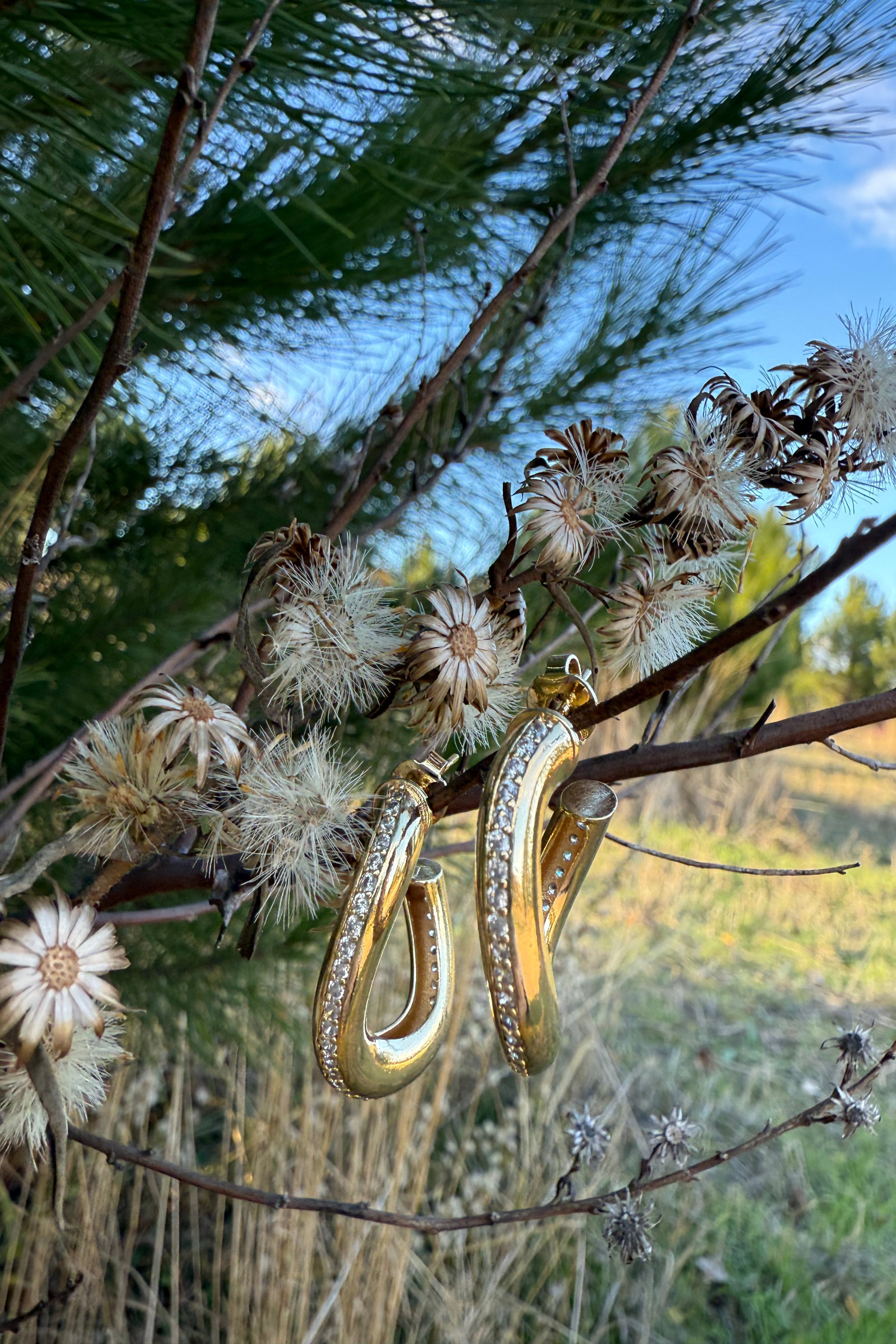 PENDIENTE ARO ORGÁNICO DORADO Y HILO DE ZIRCONIA