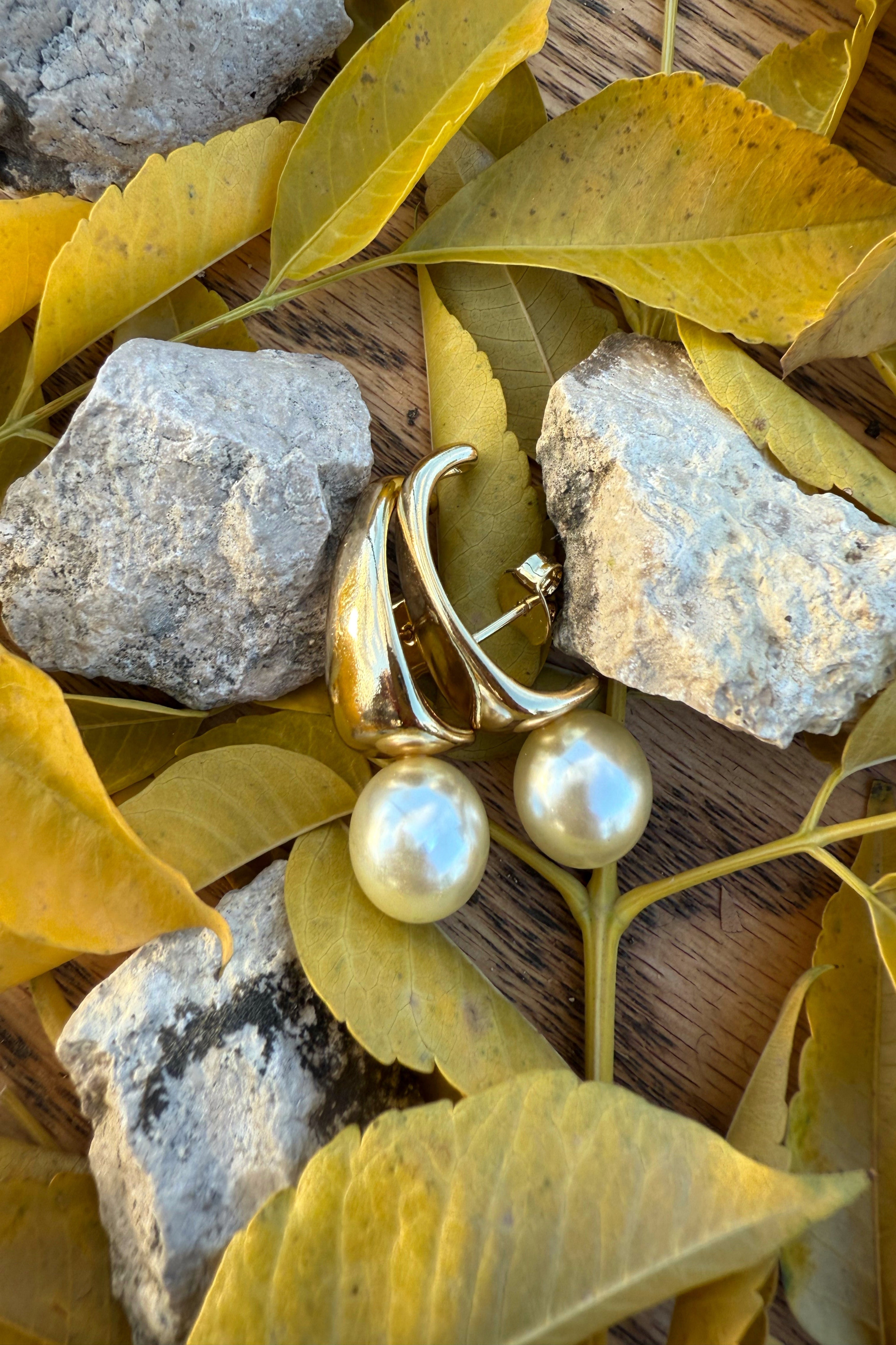 PENDIENTE EARHOOK DORADO & PÉROLA