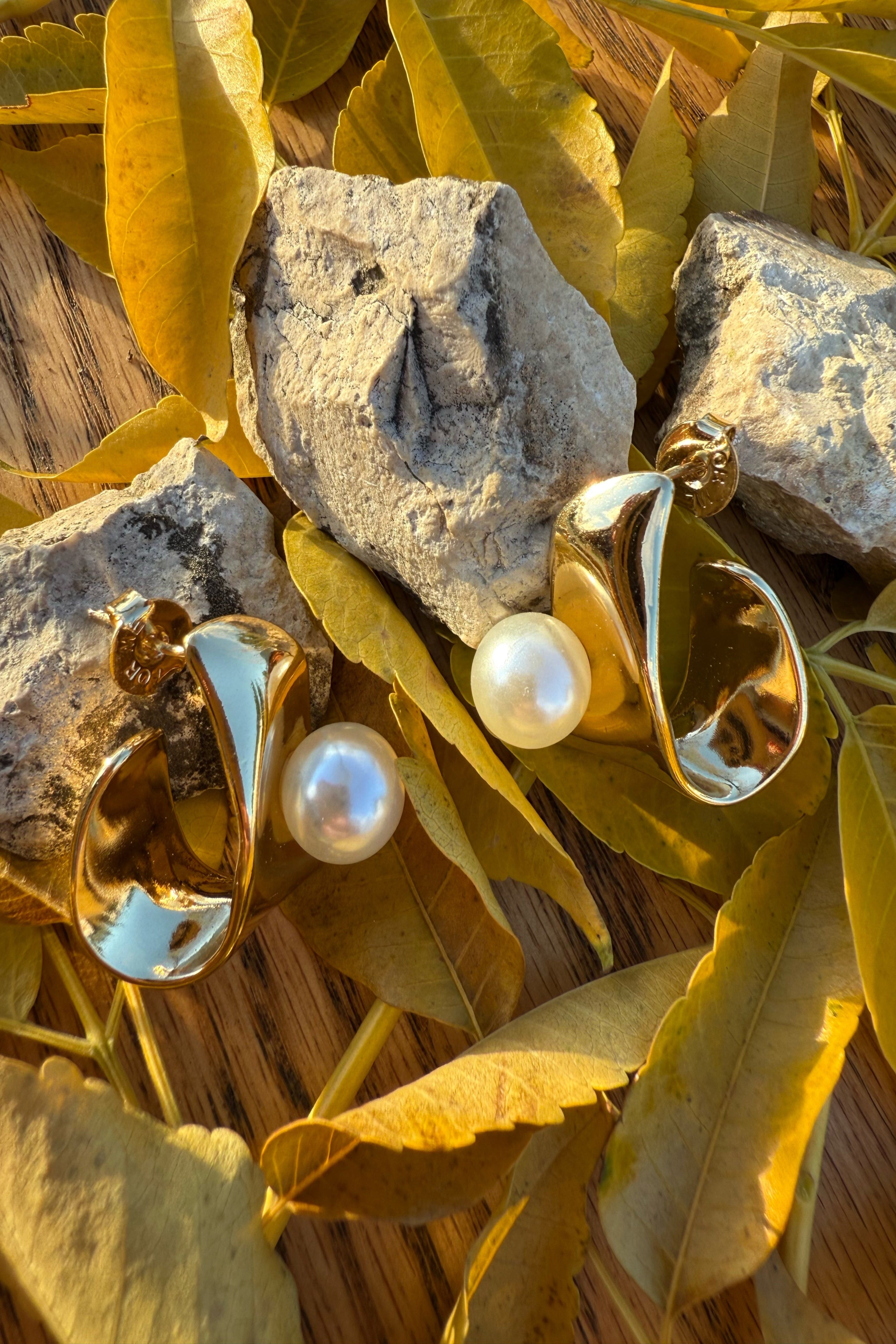 PENDIENTE ARO DORADO CON ONDAS Y PERLA