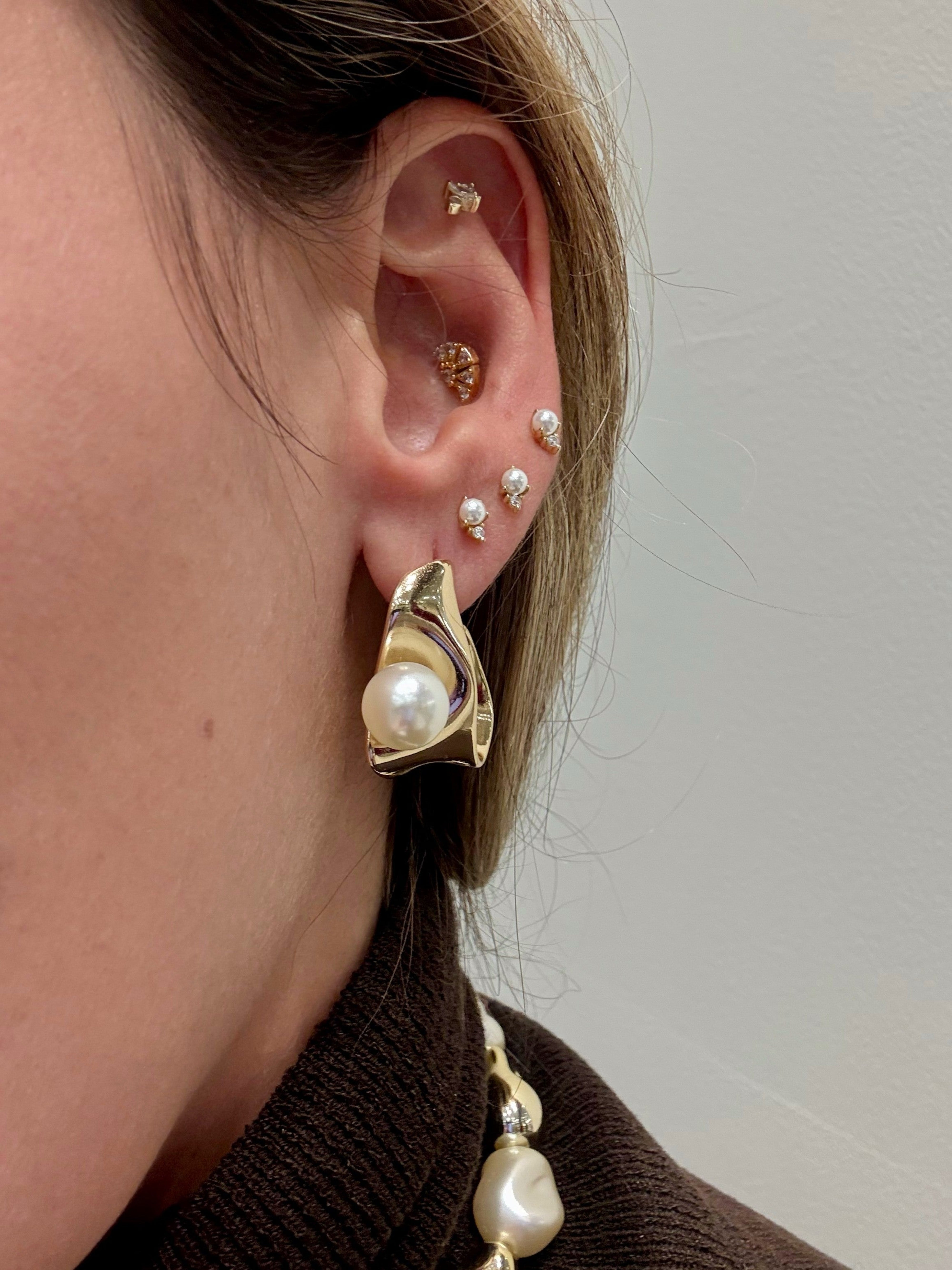 PENDIENTE ARO DORADO CON ONDAS Y PERLA