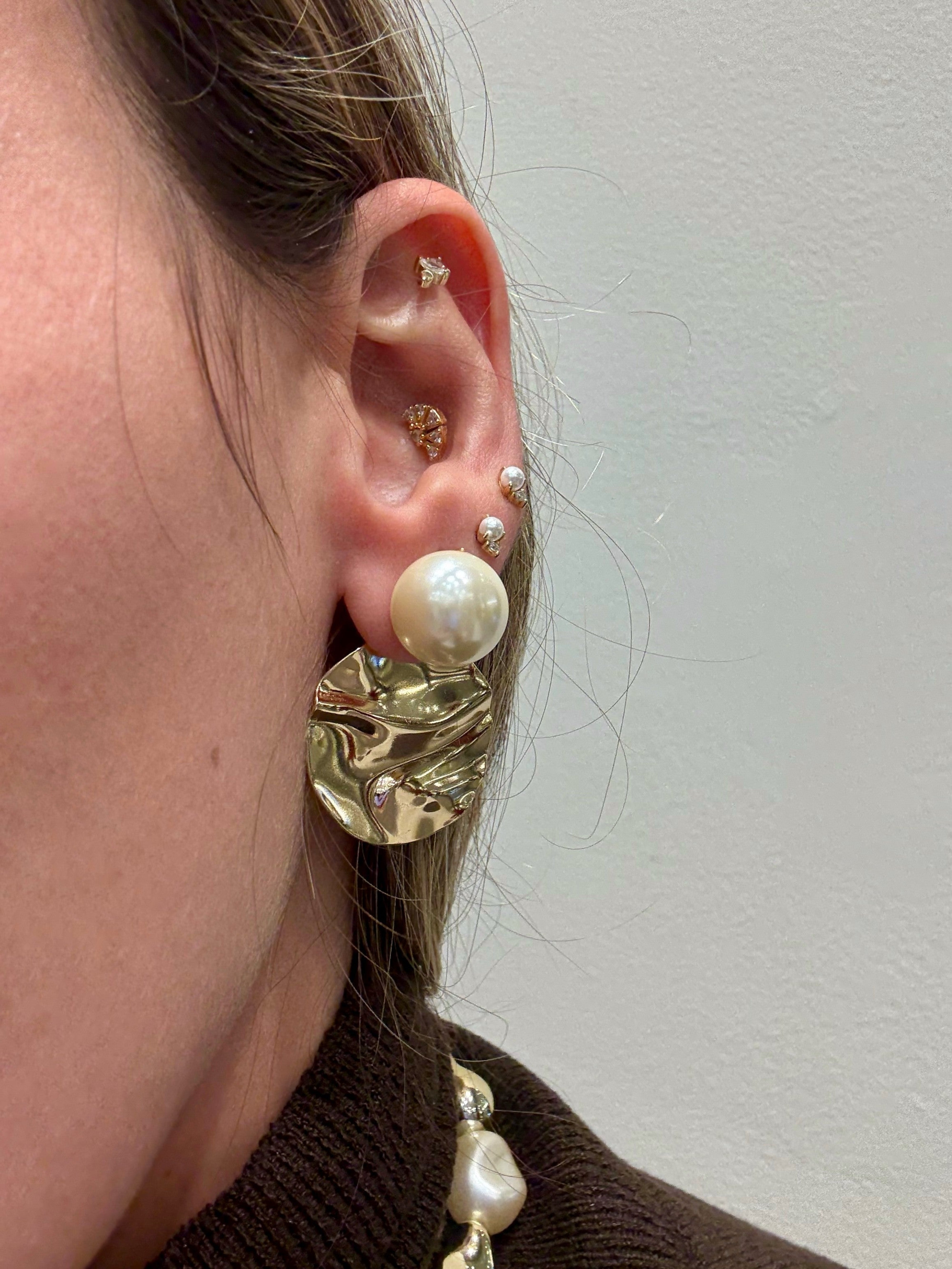 PENDIENTE MAXI PERLA CON PLACA DORADA ONDULADA - 3 USOS