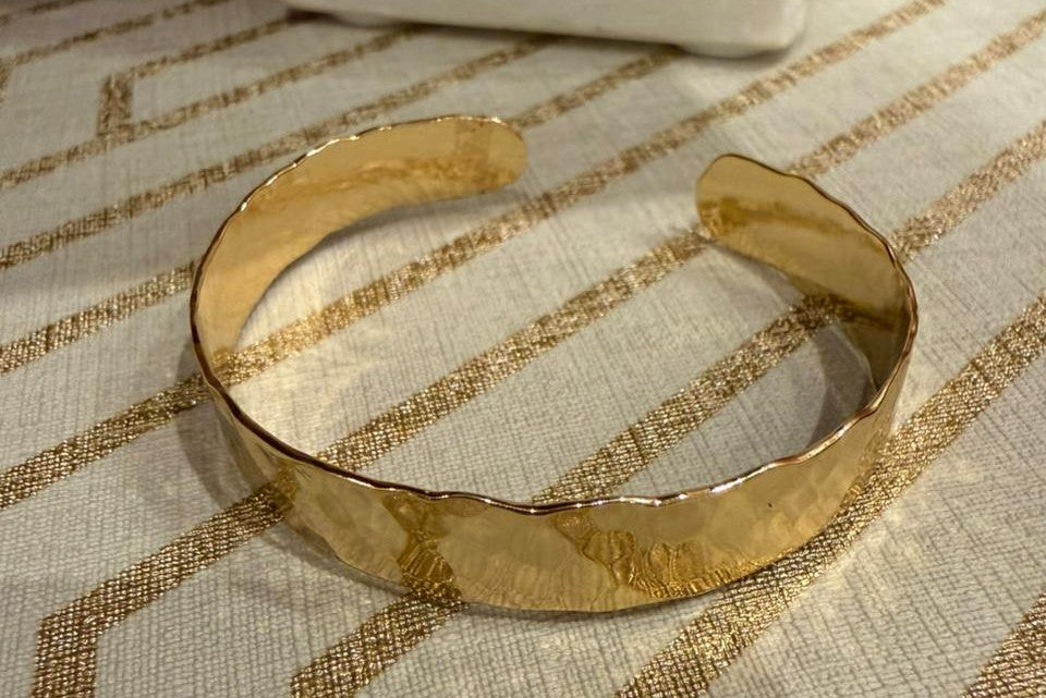 BRAZALETE CHAPA MARTILLADA DORADA