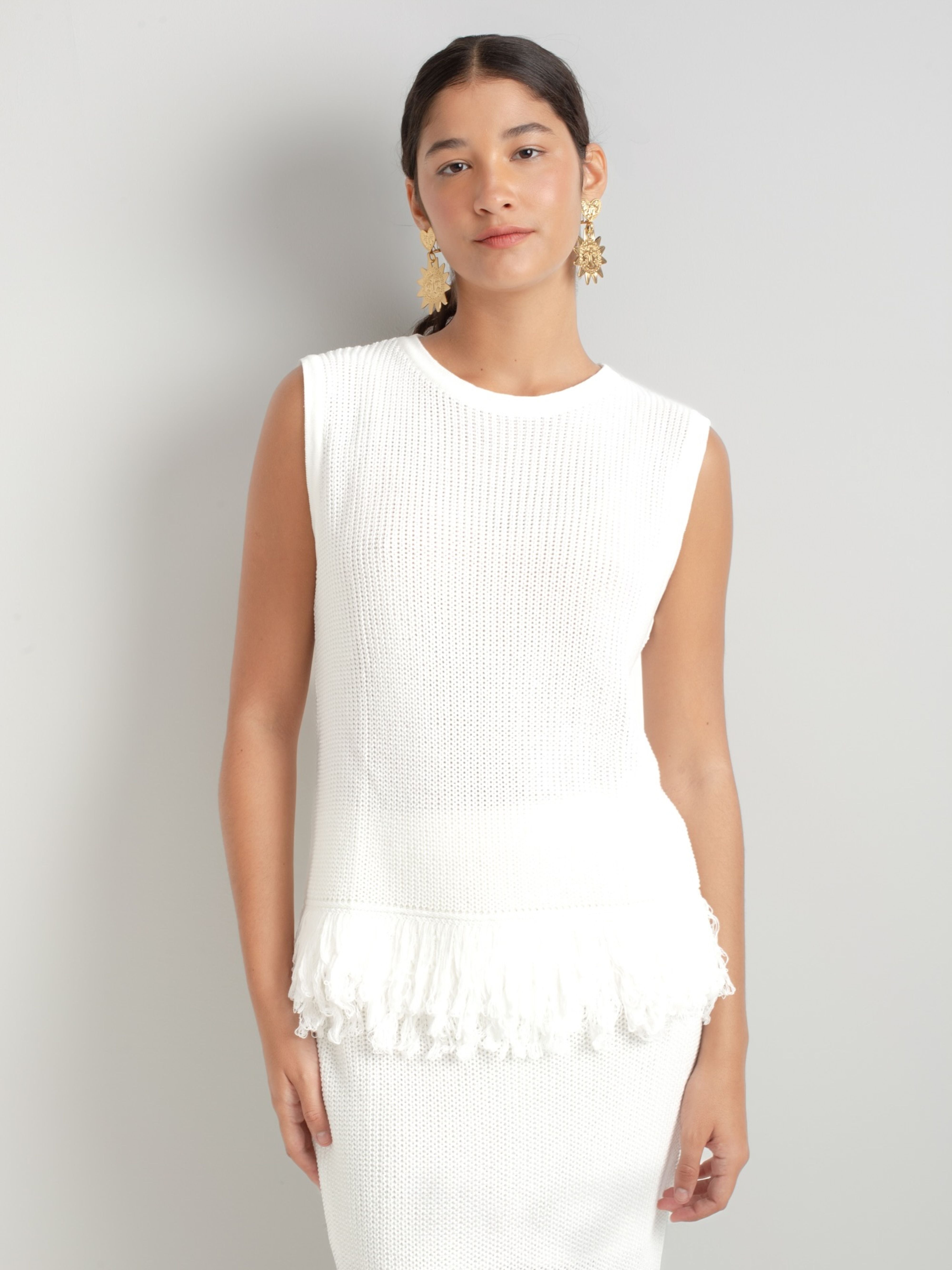 TOP DE PUNTO DETALLE DE FLECOS BLANCO