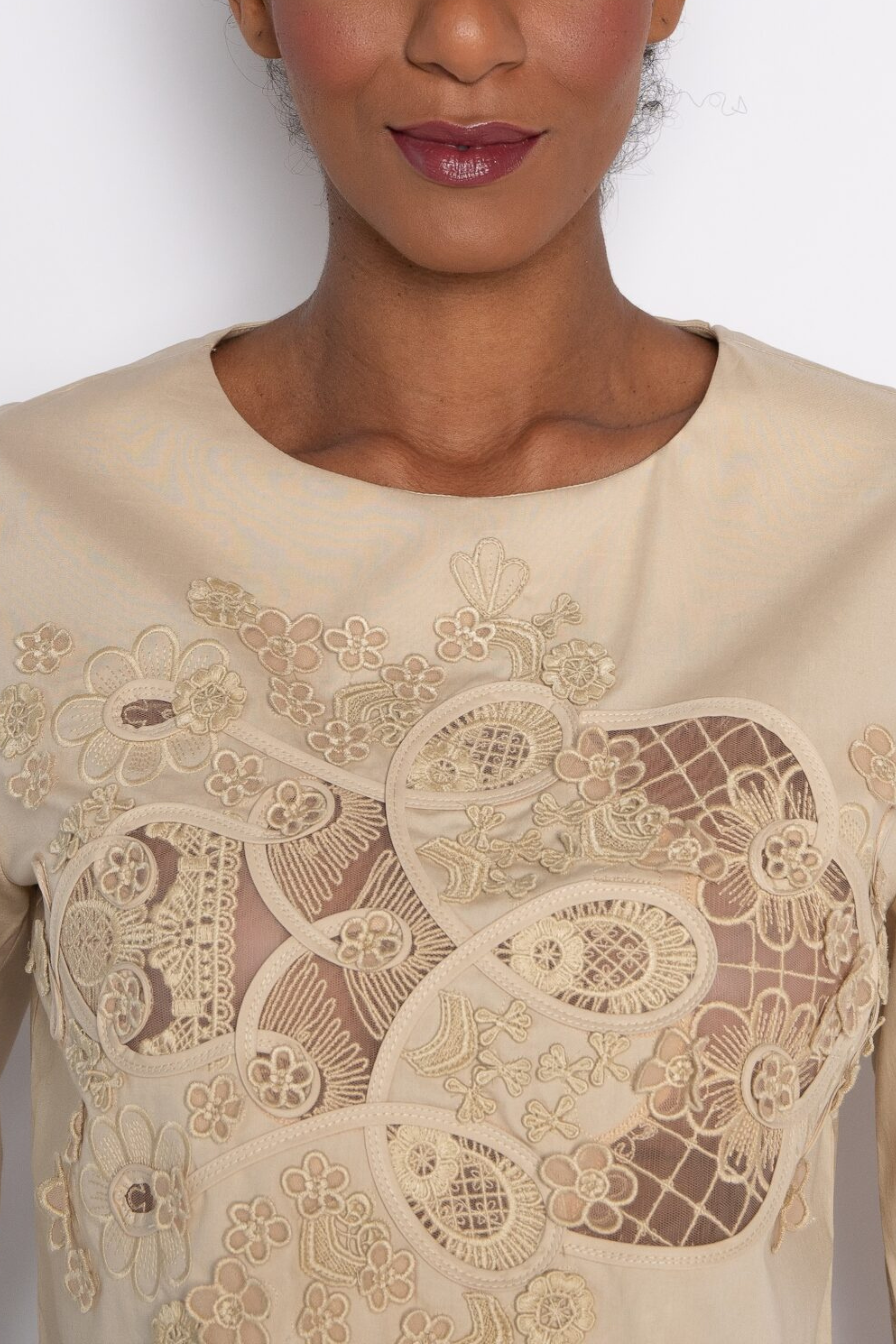 TOP CROPPED BORDADO AMORA BEIGE