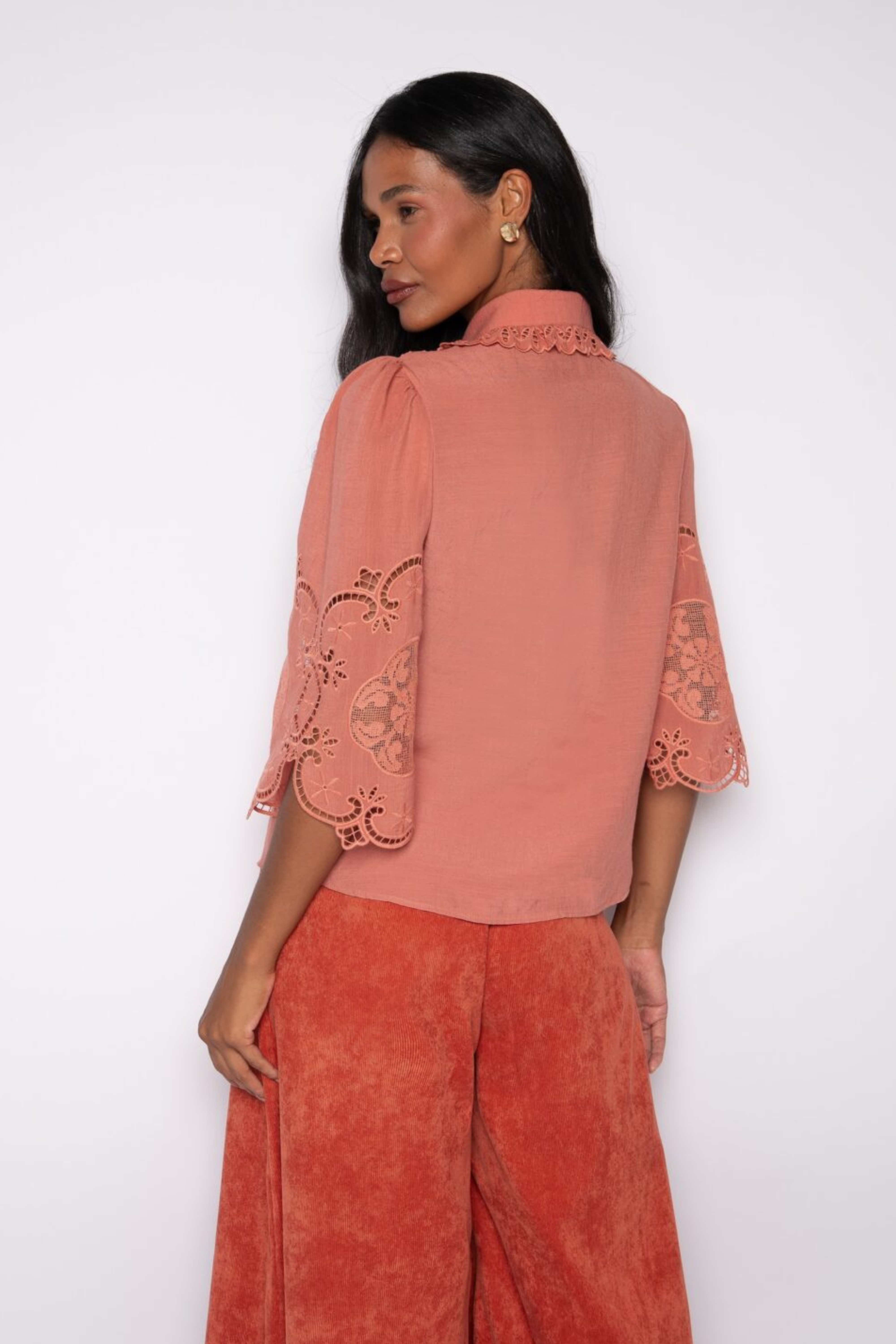 CAMISA DETALLES BORDADOS CINTIA