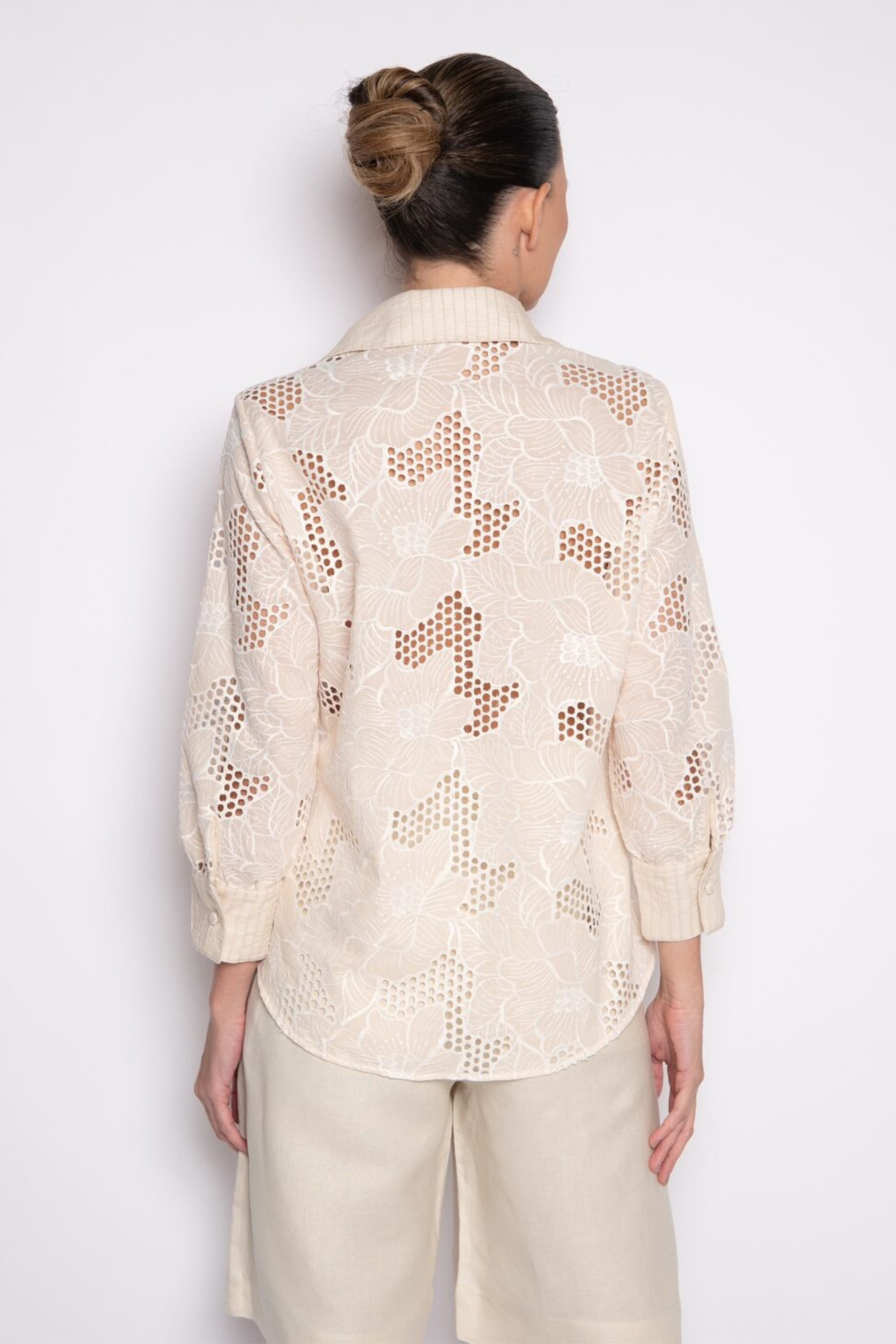 CAMISA DE BORDADO INGLÉS RAFAELLA BEIGE