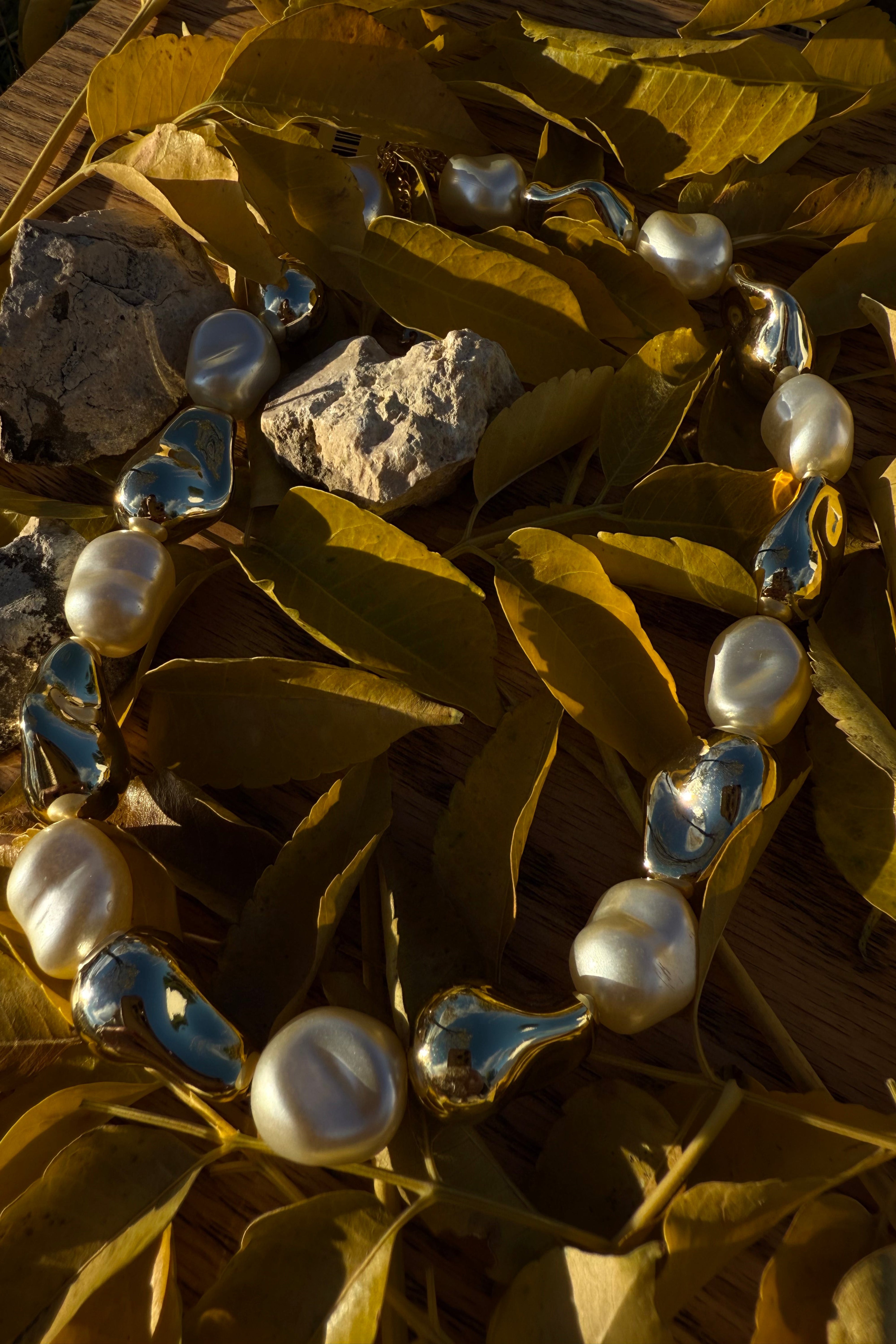 COLLAR MIX DE PERLAS ORGÁNICAS Y PERLAS DORADAS