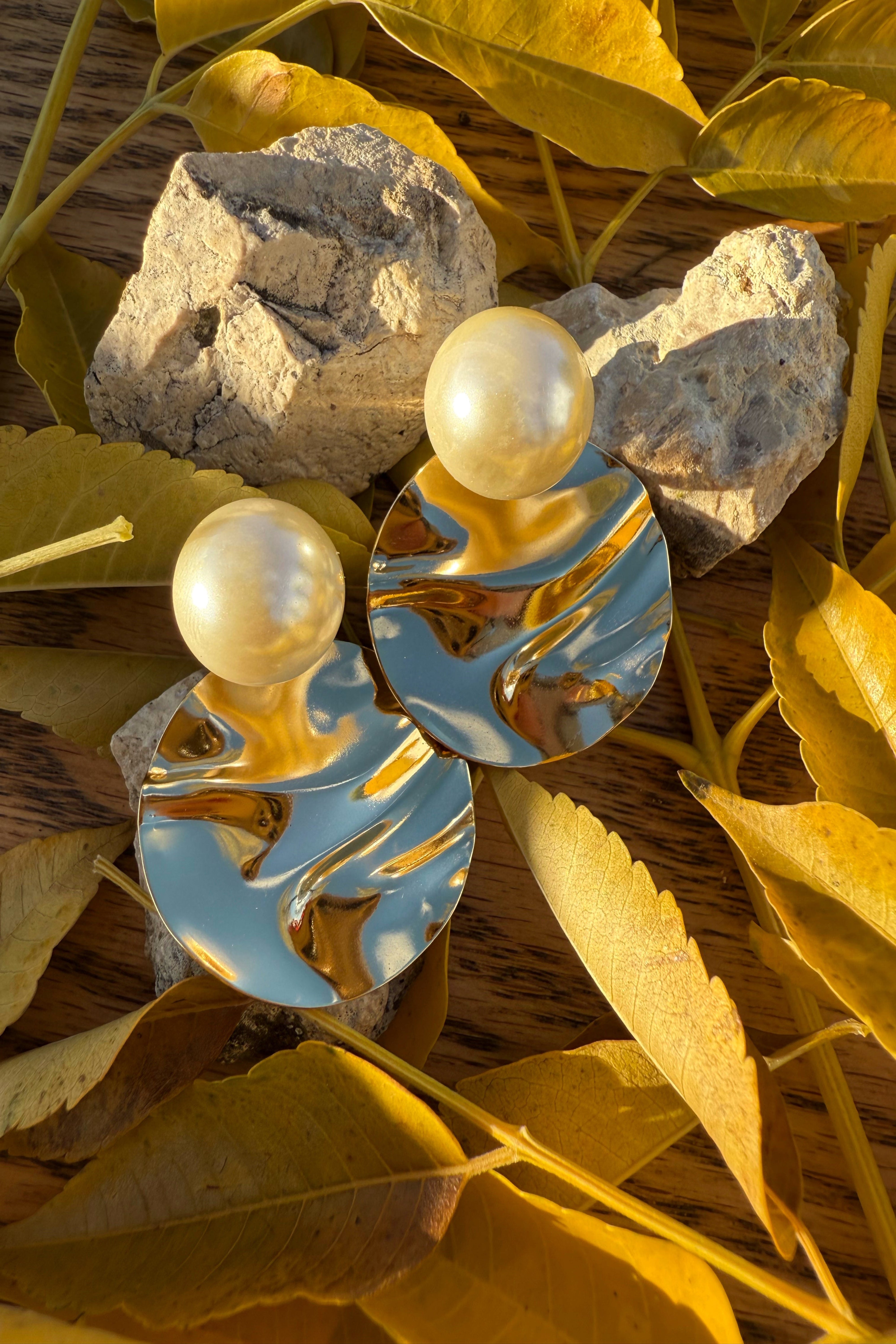 PENDIENTE MAXI PERLA CON PLACA DORADA ONDULADA - 3 USOS