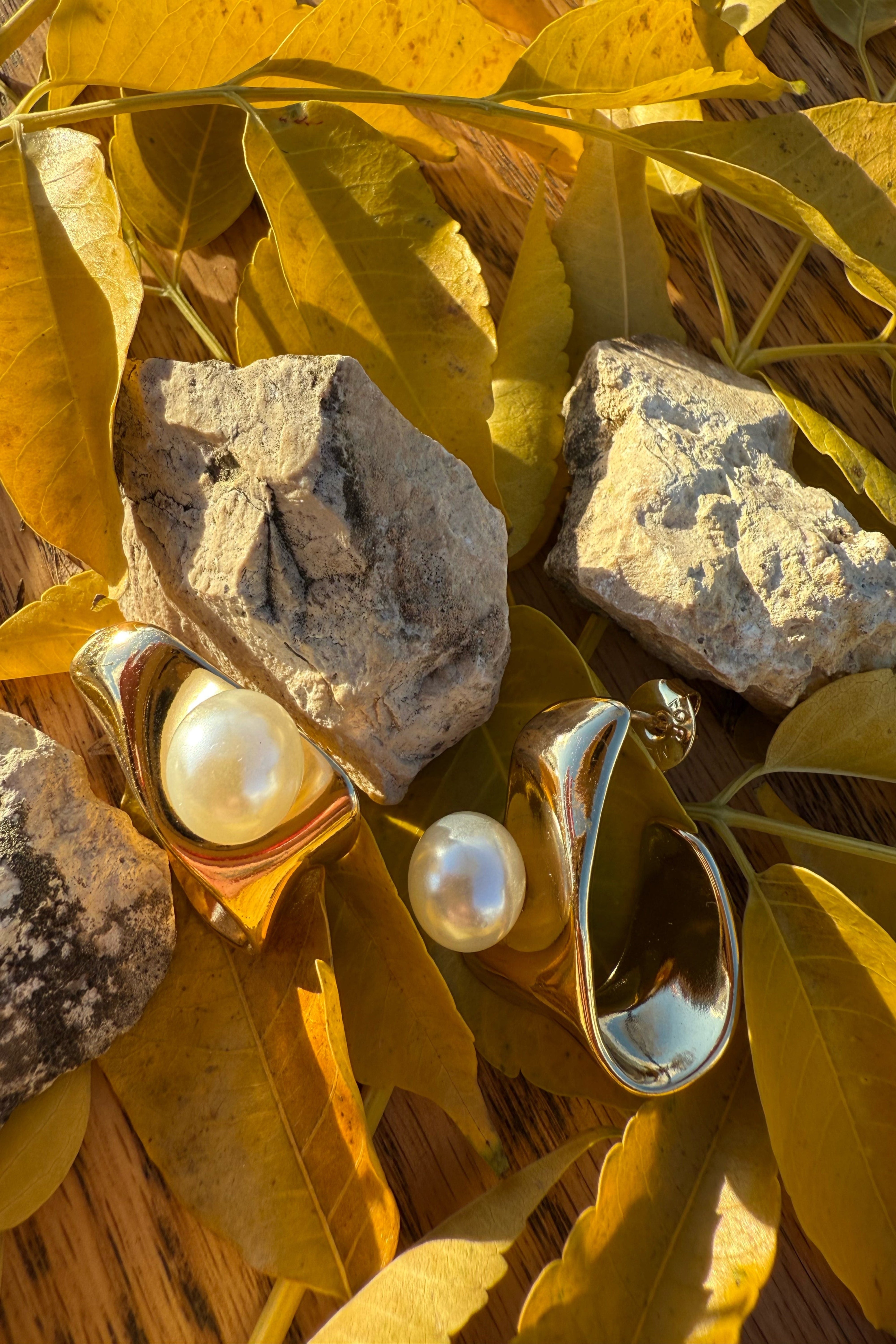 PENDIENTE ARO DORADO CON ONDAS Y PERLA