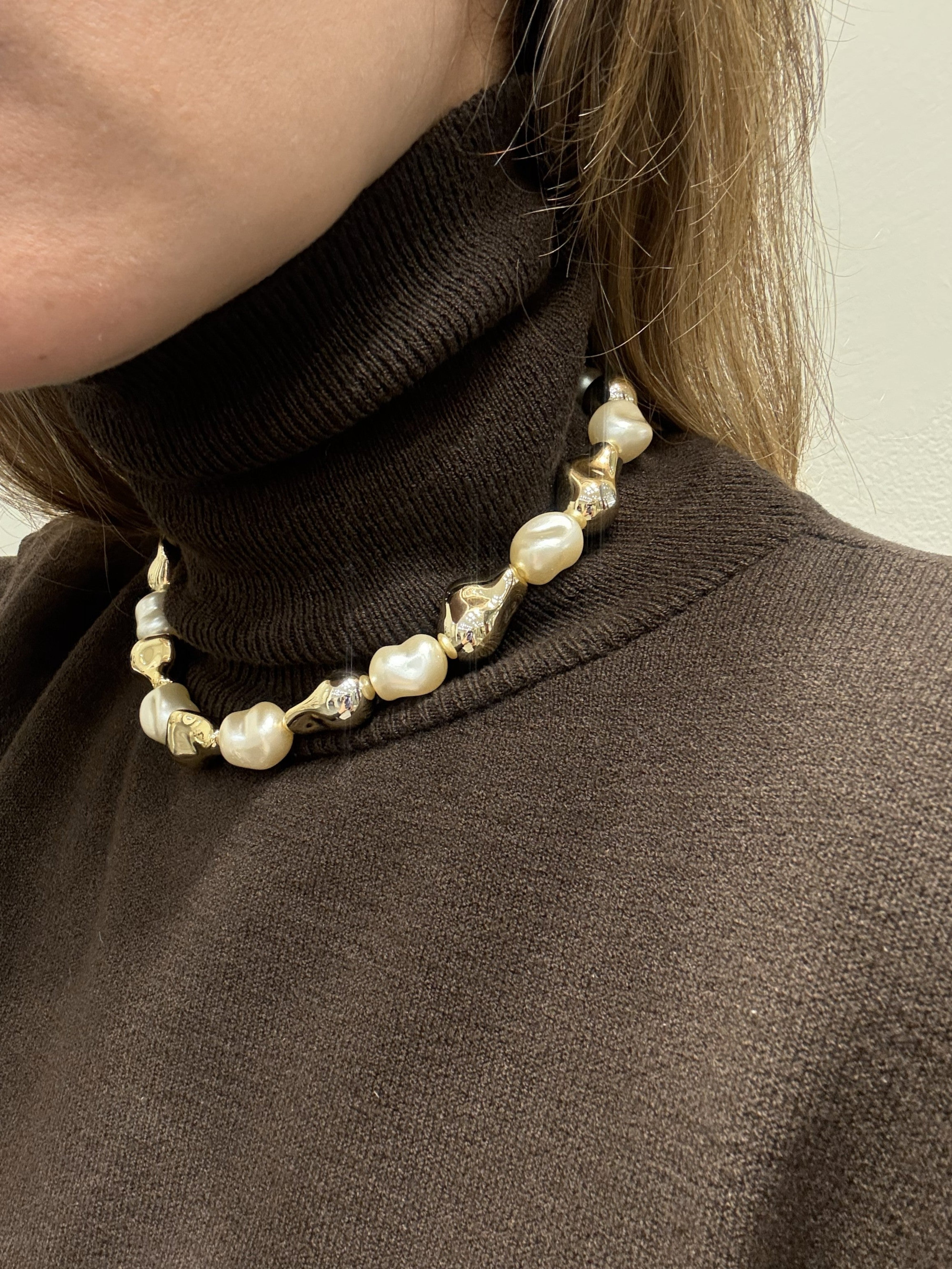 COLLAR MIX DE PERLAS ORGÁNICAS Y PERLAS DORADAS