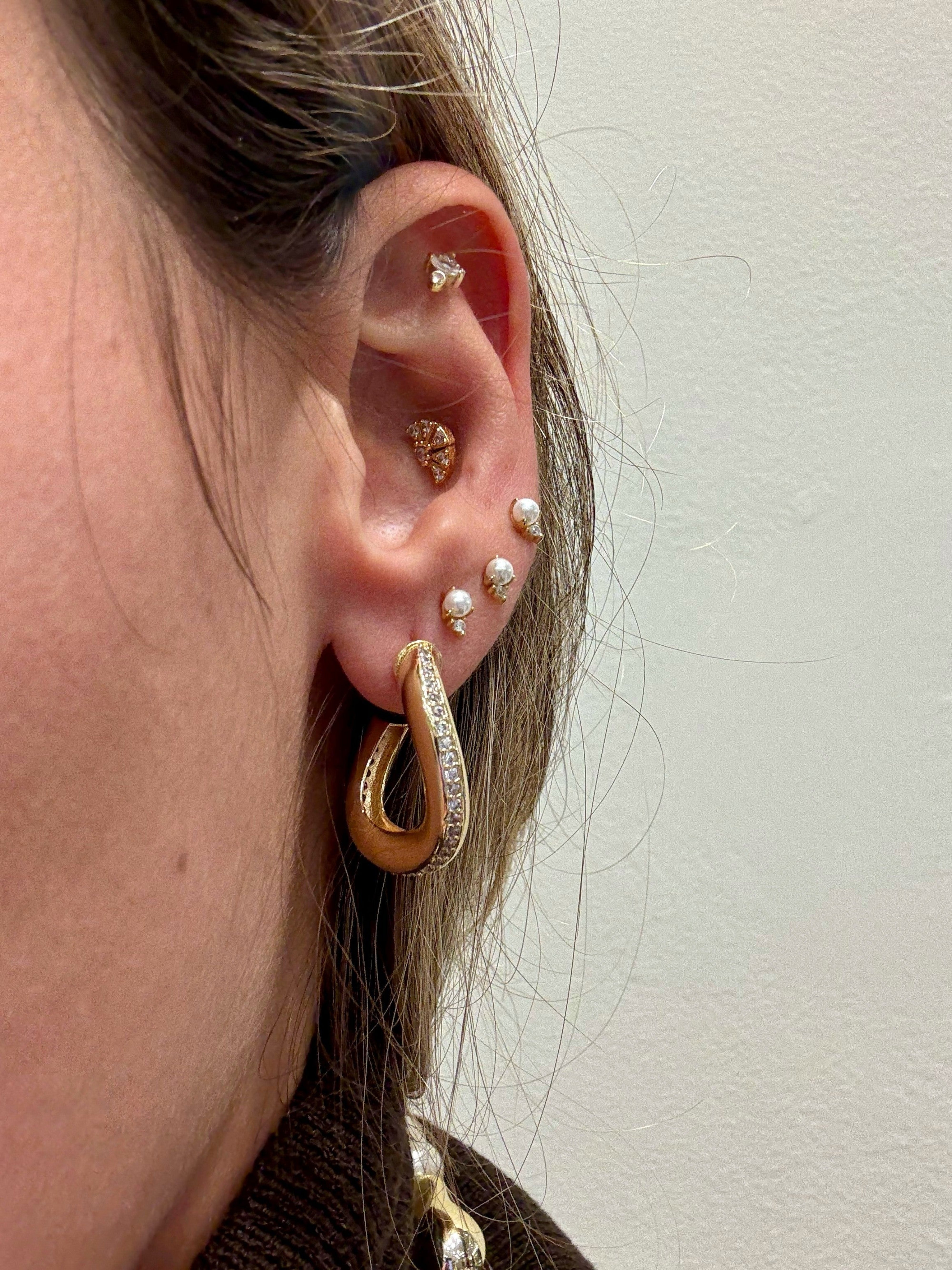 PENDIENTE ARO ORGÁNICO DORADO E HILO DE ZIRCONIA