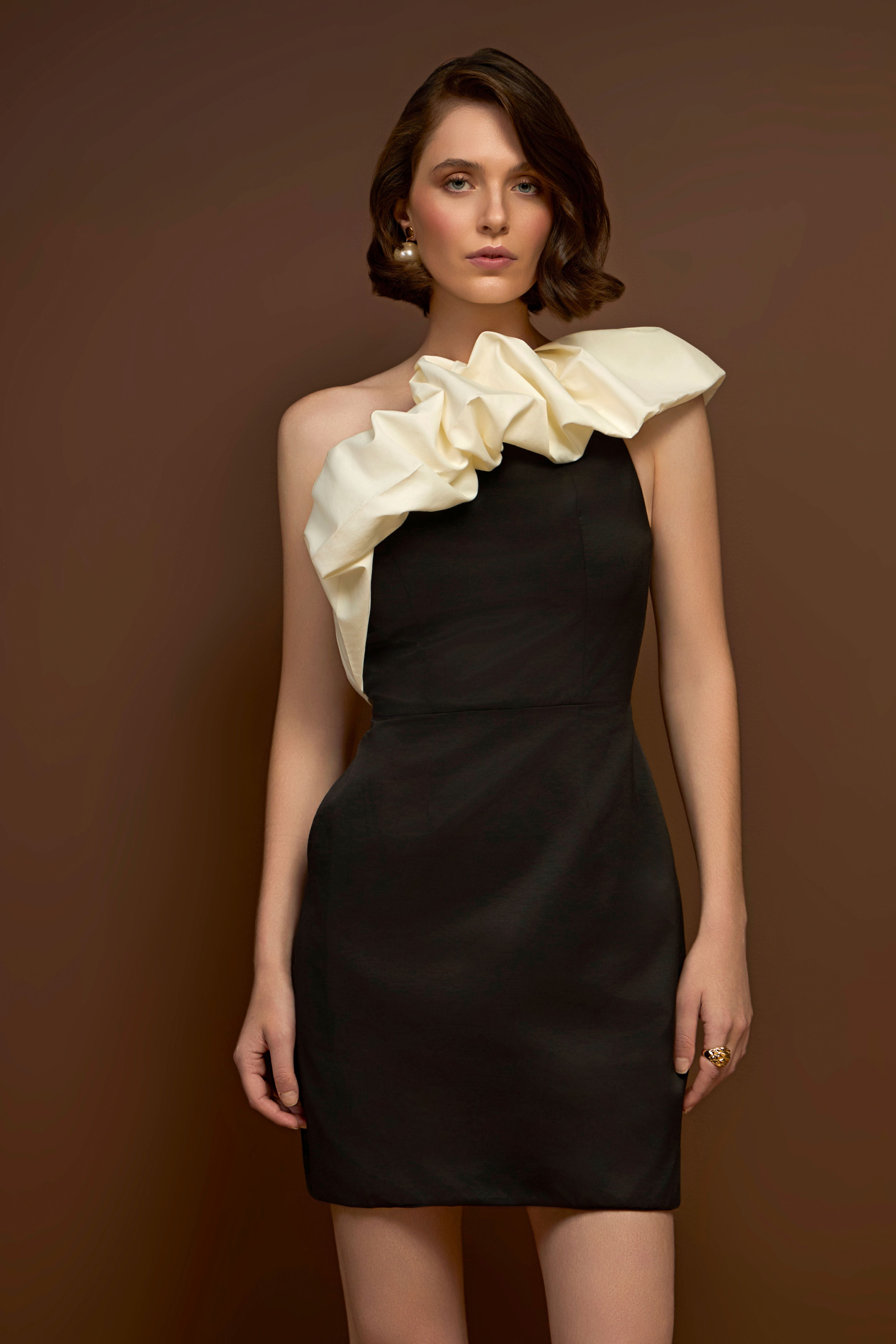 VESTIDO CORTO AVA VOLANTE NEGRO Y BLANCO